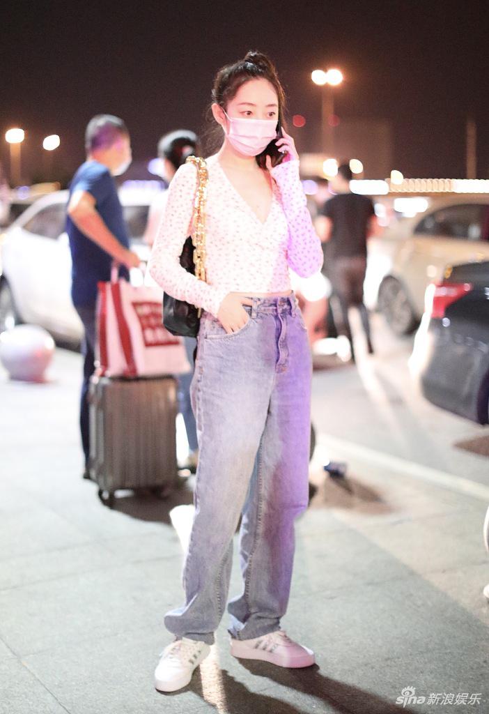 蒋梦婕穿碎花上衣身材纤细 等车时狂煲电话粥