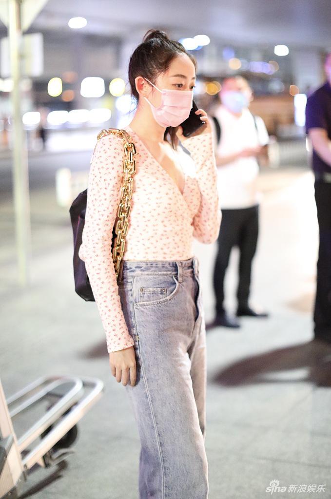 蒋梦婕穿碎花上衣身材纤细 等车时狂煲电话粥