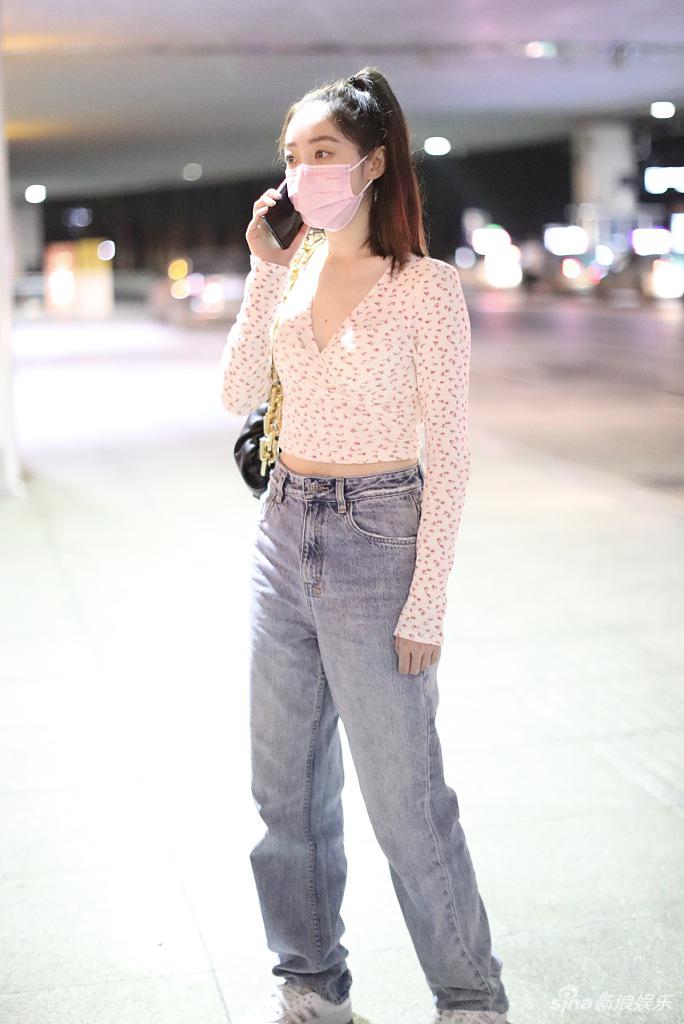 蒋梦婕穿碎花上衣身材纤细 等车时狂煲电话粥