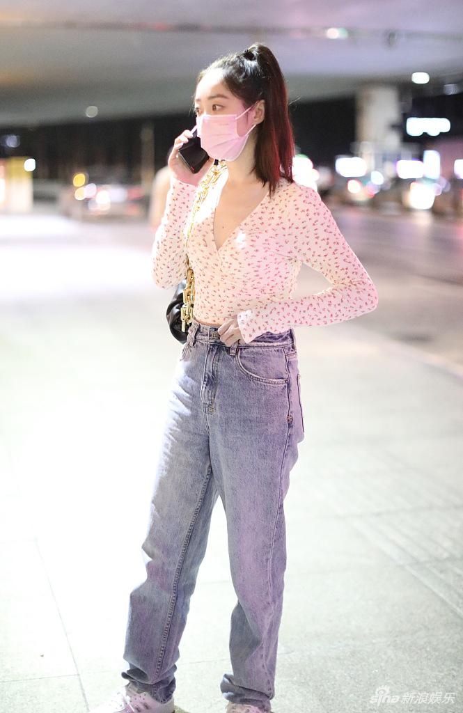 蒋梦婕穿碎花上衣身材纤细 等车时狂煲电话粥