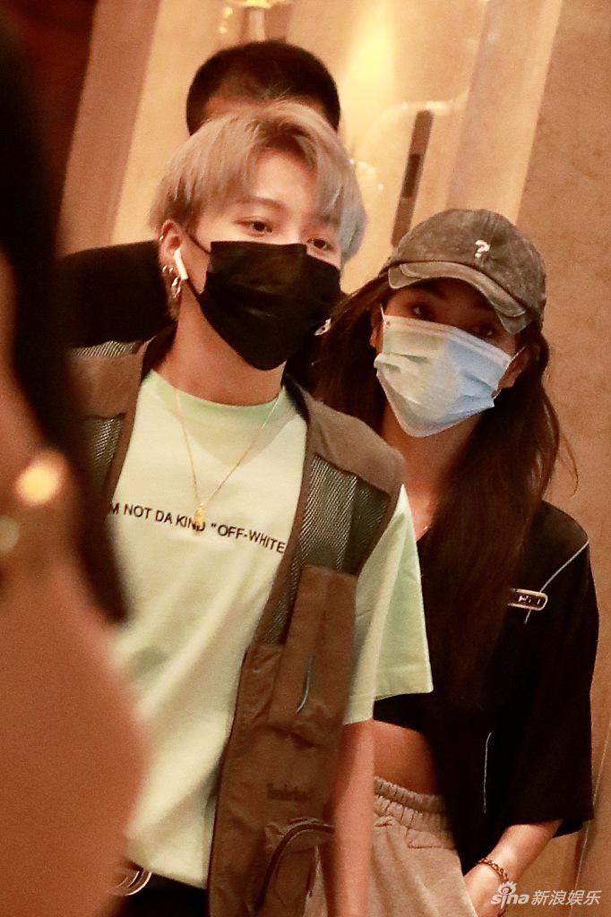 THE9现身晚会彩排路透曝光 虞书欣学院风穿搭女团范儿足