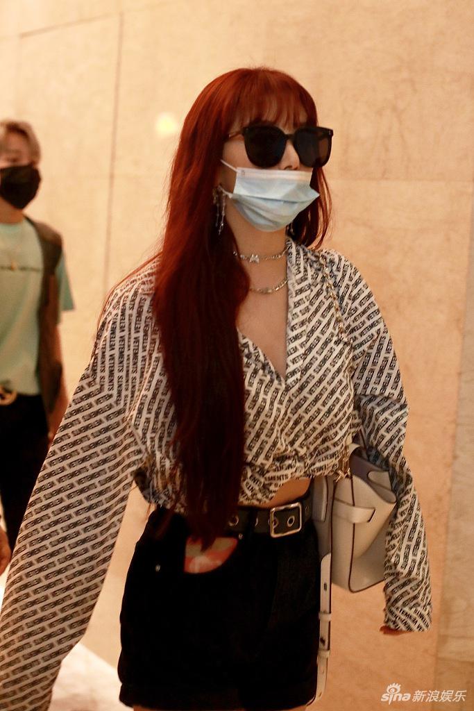 THE9现身晚会彩排路透曝光 虞书欣学院风穿搭女团范儿足