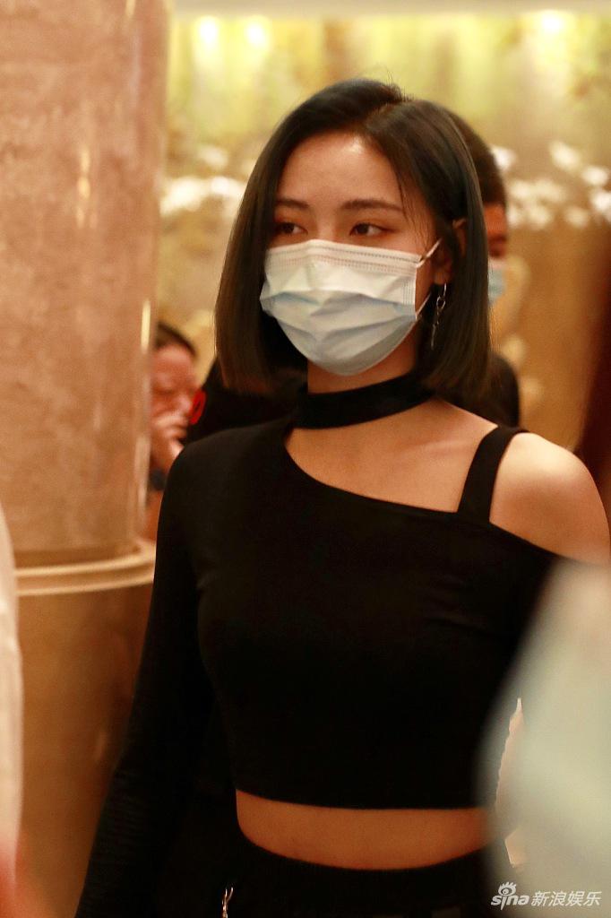 THE9现身晚会彩排路透曝光 虞书欣学院风穿搭女团范儿足