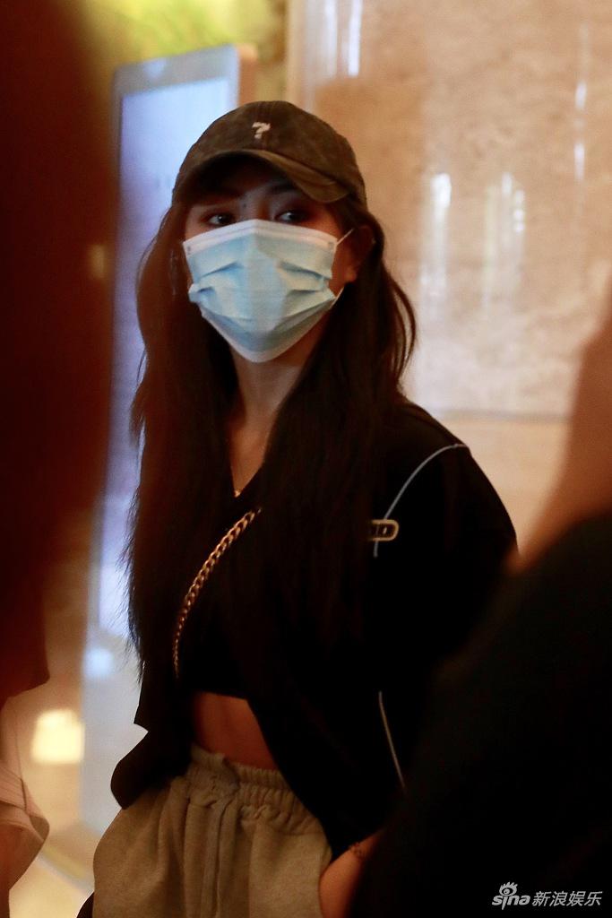 THE9现身晚会彩排路透曝光 虞书欣学院风穿搭女团范儿足