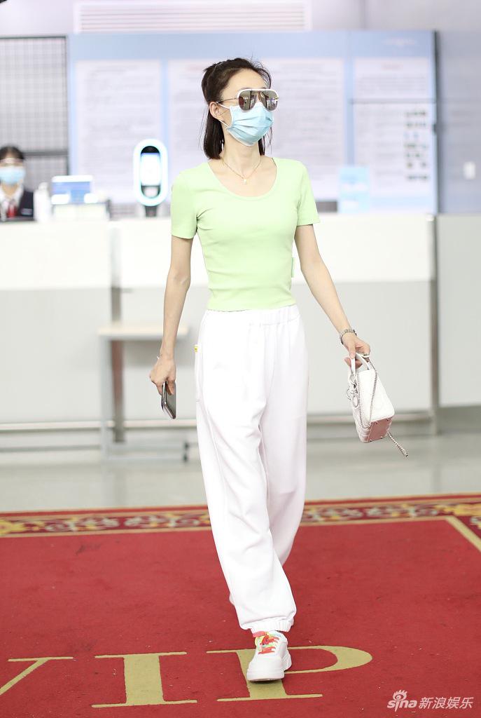 王丽坤扎小揪揪造型减龄 装扮清新大秀A4腰