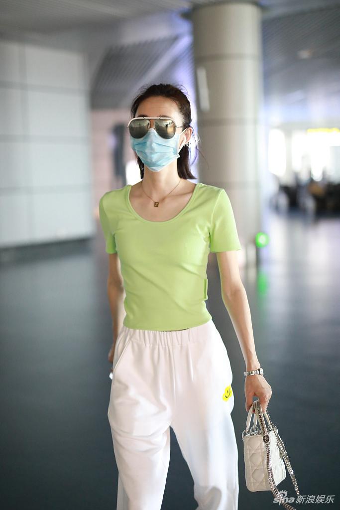 王丽坤扎小揪揪造型减龄 装扮清新大秀A4腰