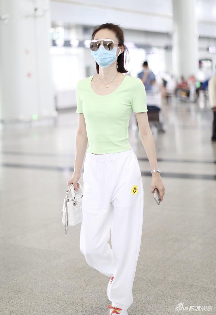 王丽坤扎小揪揪造型减龄 装扮清新大秀A4腰