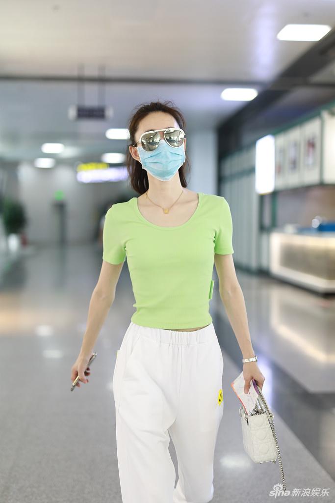 王丽坤扎小揪揪造型减龄 装扮清新大秀A4腰