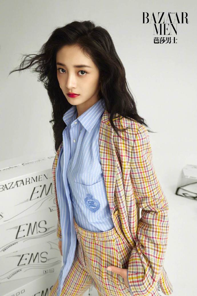 周洁琼穿格纹套装复古优雅 用超长吸管喝奶茶鬼马可爱