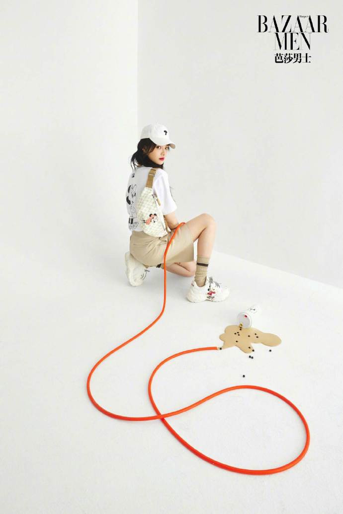 周洁琼穿格纹套装复古优雅 用超长吸管喝奶茶鬼马可爱