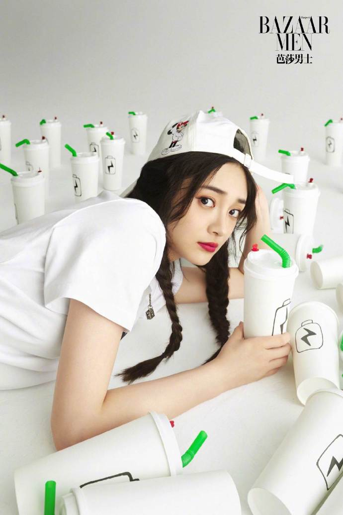 周洁琼穿格纹套装复古优雅 用超长吸管喝奶茶鬼马可爱