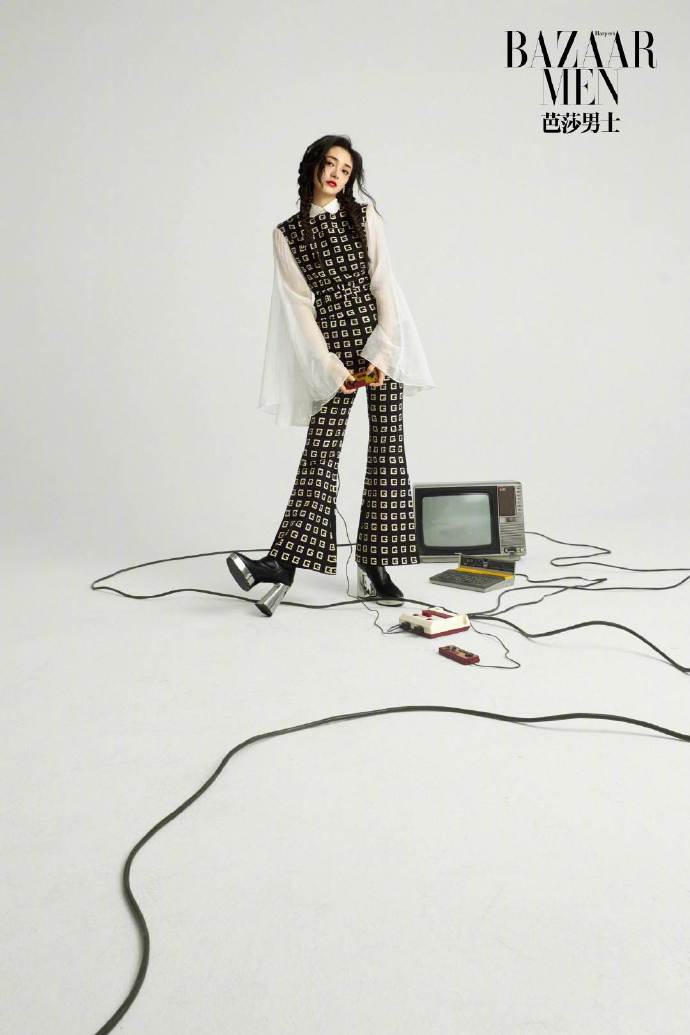 周洁琼穿格纹套装复古优雅 用超长吸管喝奶茶鬼马可爱