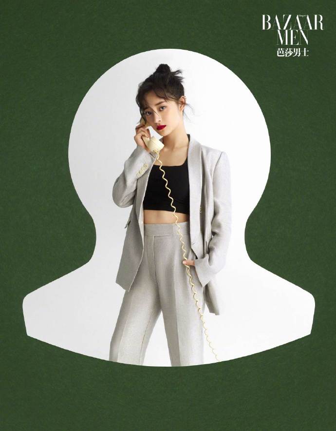 周洁琼穿格纹套装复古优雅 用超长吸管喝奶茶鬼马可爱