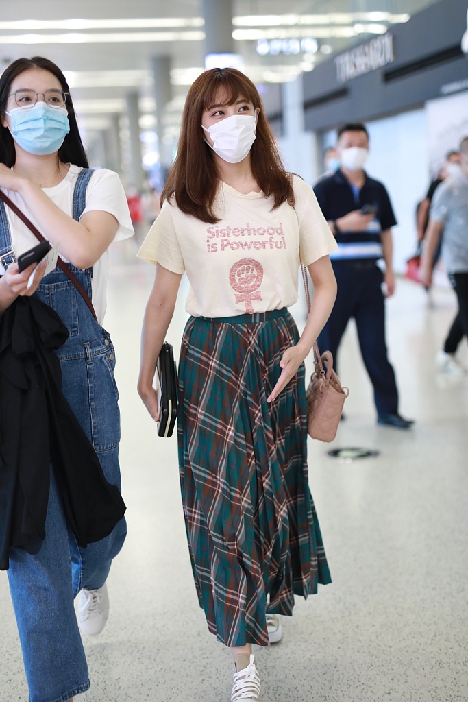 李艺彤穿棒棒糖T恤童趣十足 搭配长裙少女感满满