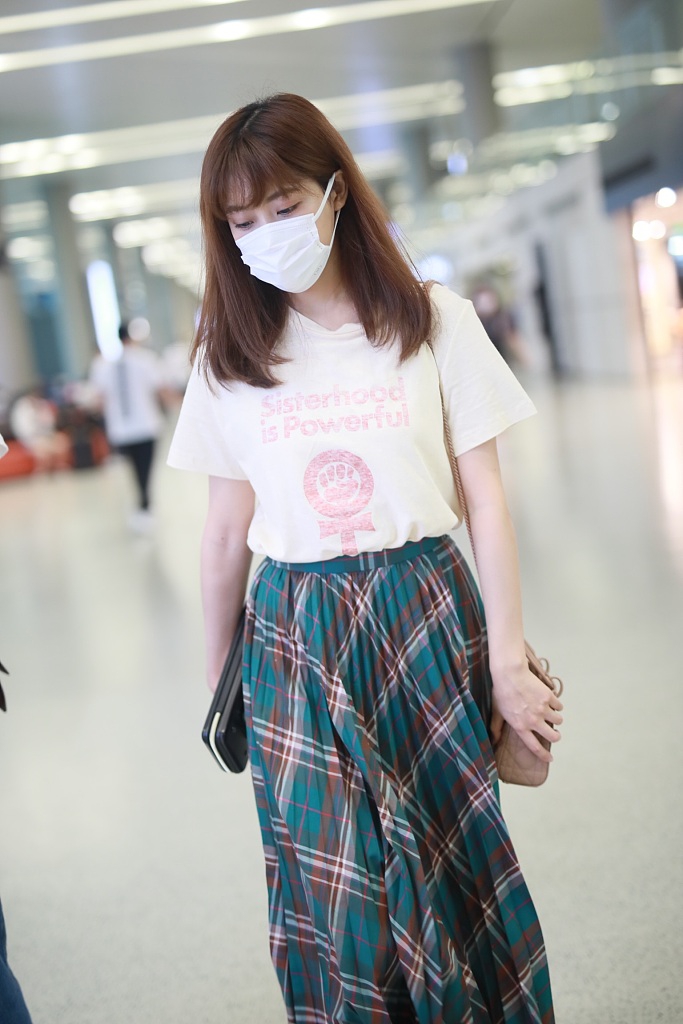 李艺彤穿棒棒糖T恤童趣十足 搭配长裙少女感满满