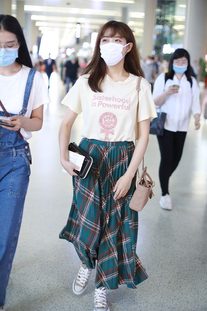 李艺彤穿棒棒糖T恤童趣十足 搭配长裙少女感满满