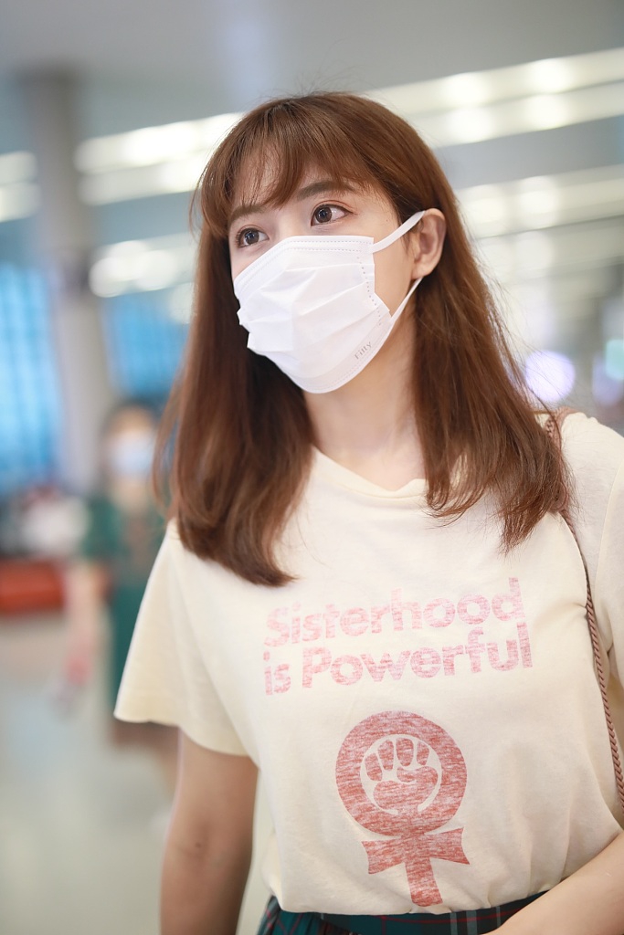 李艺彤穿棒棒糖T恤童趣十足 搭配长裙少女感满满