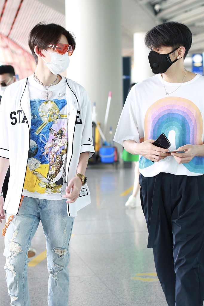 小鬼戴红色墨镜嘻哈范足 与李荣浩偶遇一路并肩热聊