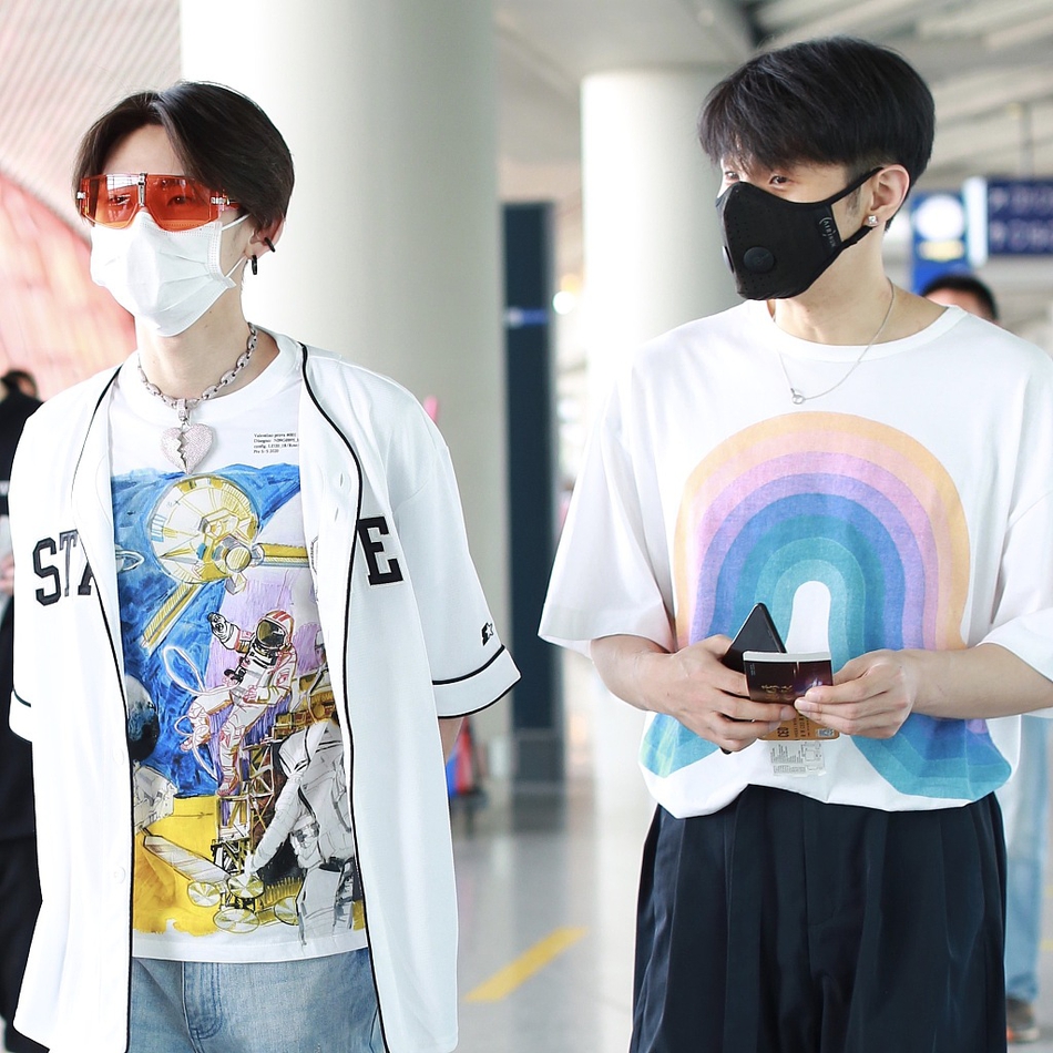 小鬼戴红色墨镜嘻哈范足 与李荣浩偶遇一路并肩热聊