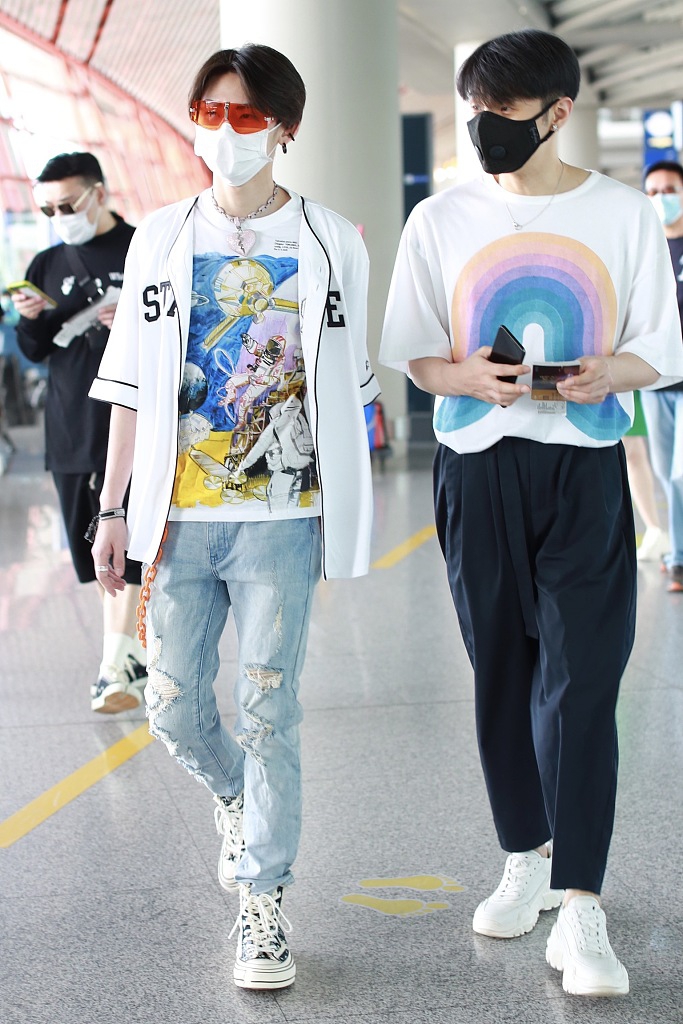 小鬼戴红色墨镜嘻哈范足 与李荣浩偶遇一路并肩热聊