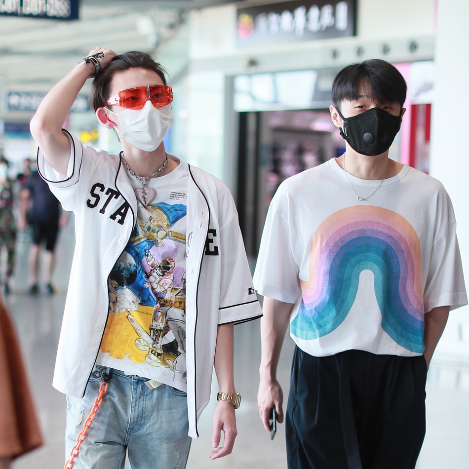 小鬼戴红色墨镜嘻哈范足 与李荣浩偶遇一路并肩热聊