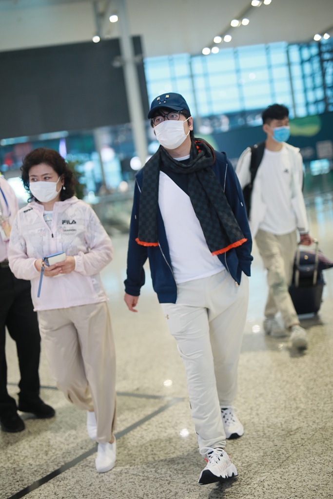 郎朗系围巾玩反季时尚文艺范足 与妈妈同框低调赶路