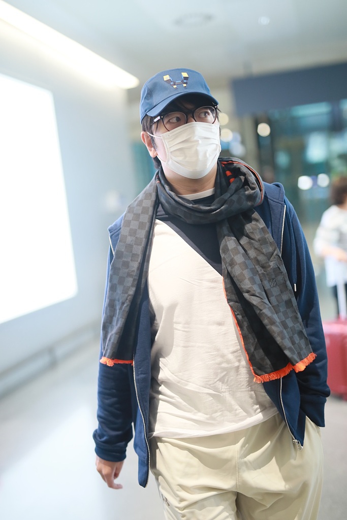 郎朗系围巾玩反季时尚文艺范足 与妈妈同框低调赶路