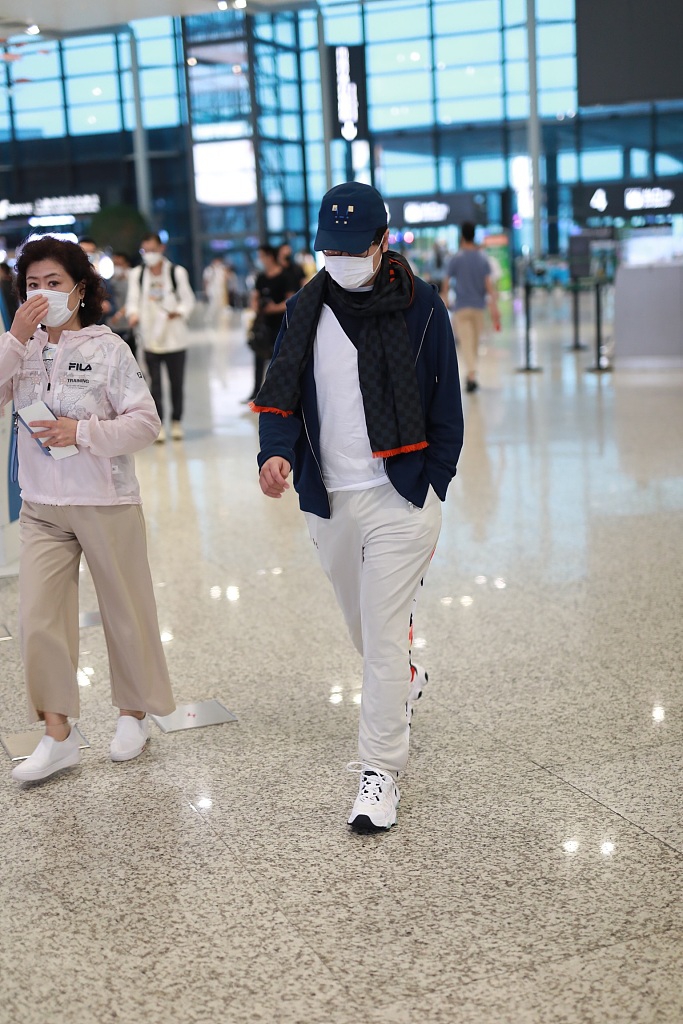 郎朗系围巾玩反季时尚文艺范足 与妈妈同框低调赶路