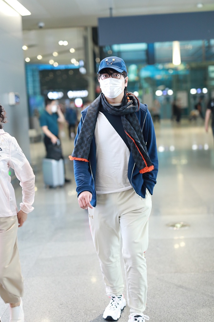 郎朗系围巾玩反季时尚文艺范足 与妈妈同框低调赶路