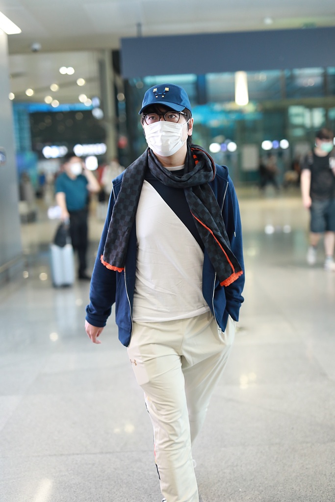 郎朗系围巾玩反季时尚文艺范足 与妈妈同框低调赶路