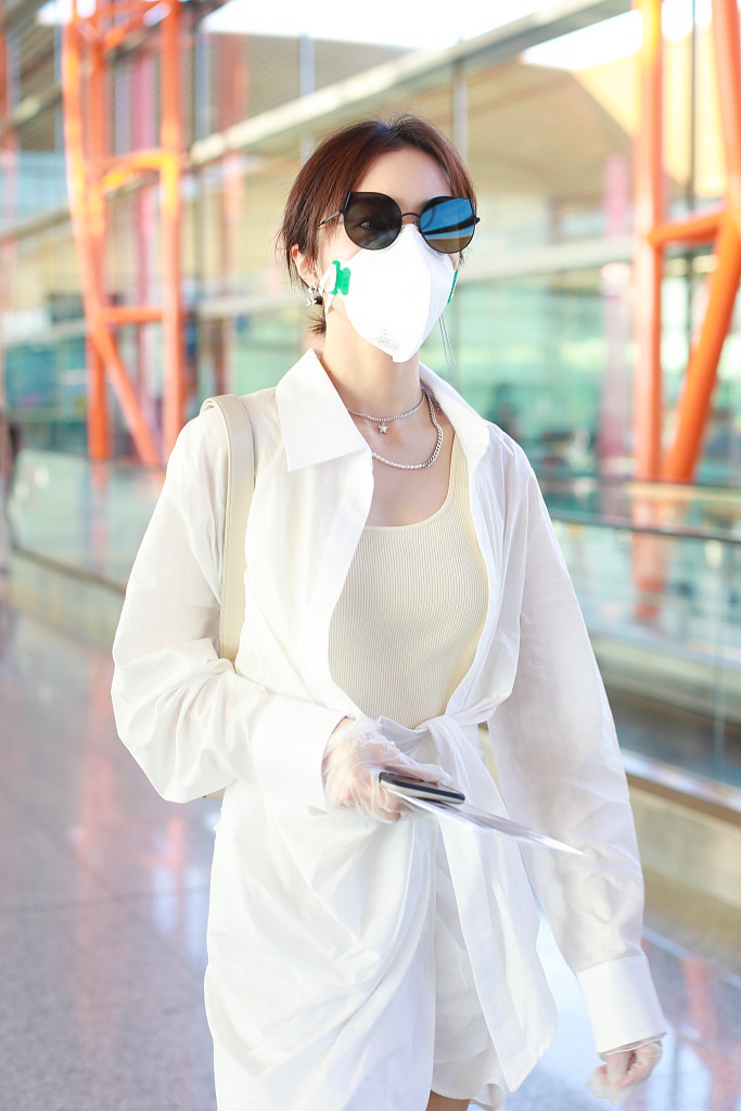 胡冰卿穿白衬衫玩下衣失踪 对镜挥手打招呼心情好