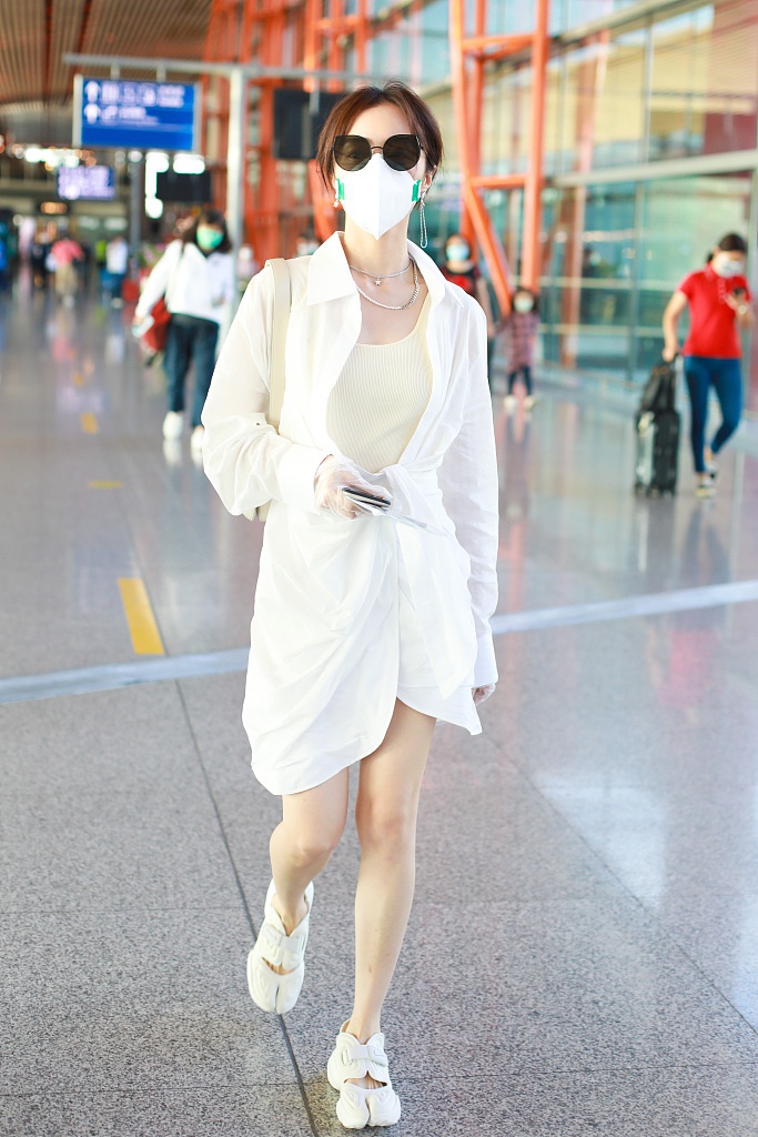 胡冰卿穿白衬衫玩下衣失踪 对镜挥手打招呼心情好