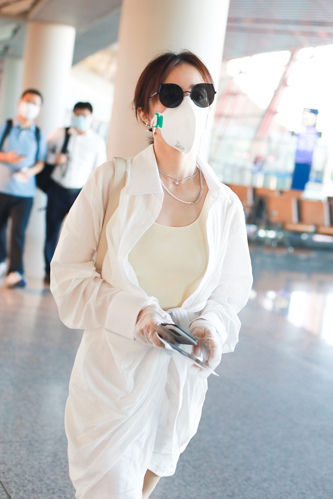 胡冰卿穿白衬衫玩下衣失踪 对镜挥手打招呼心情好