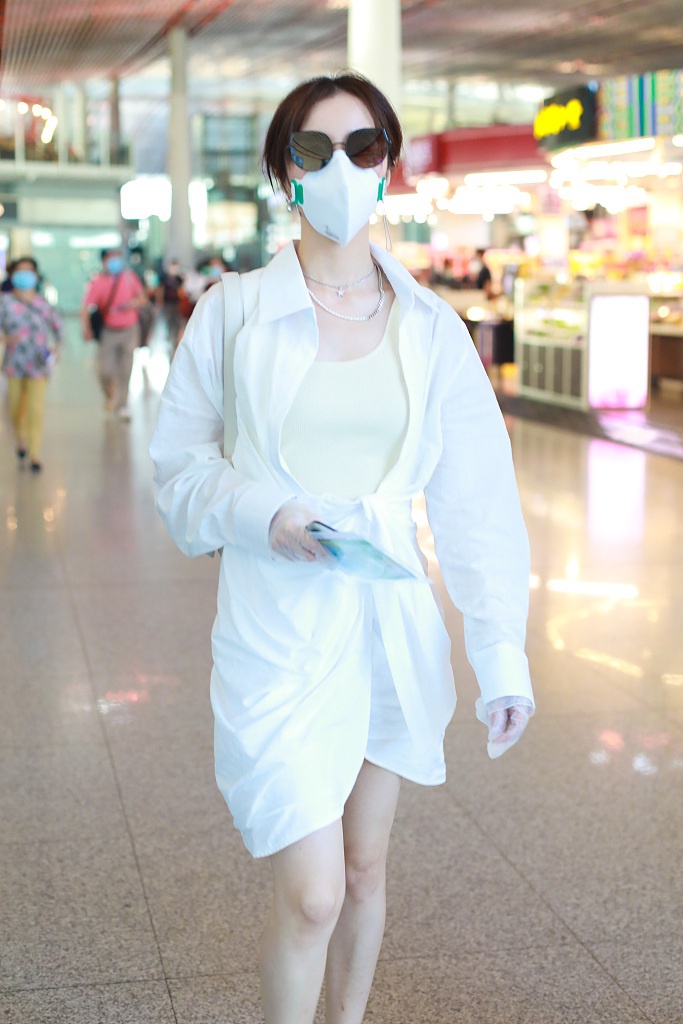 胡冰卿穿白衬衫玩下衣失踪 对镜挥手打招呼心情好