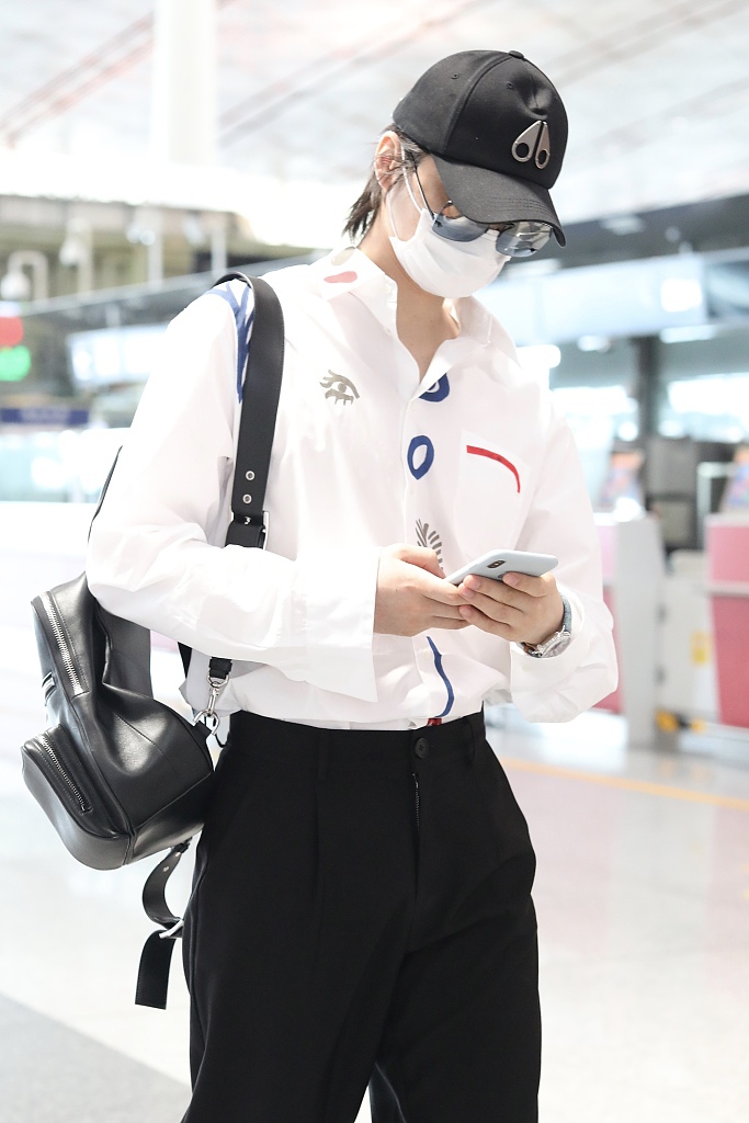 阿云嘎单肩背包酷劲十足 黑白穿搭演绎极简风格