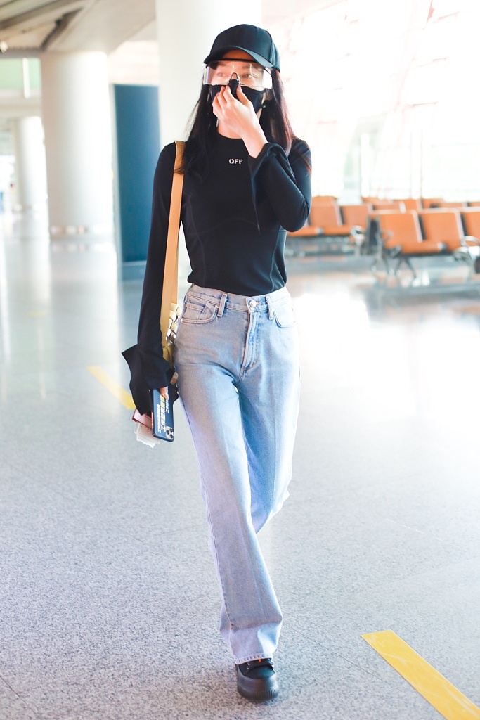 秦岚穿牛仔裤身材苗条 俏皮自拍手机壳成亮点