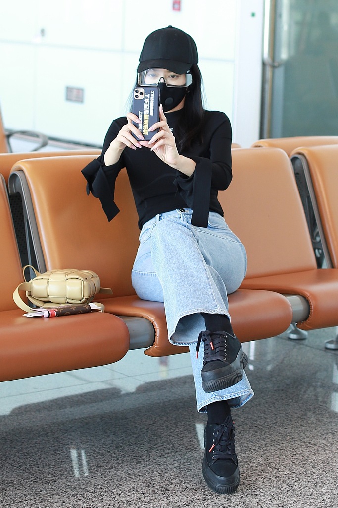 秦岚穿牛仔裤身材苗条 俏皮自拍手机壳成亮点