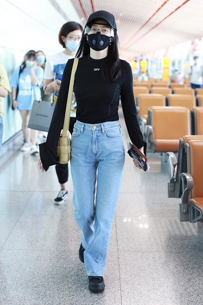 秦岚穿牛仔裤身材苗条 俏皮自拍手机壳成亮点