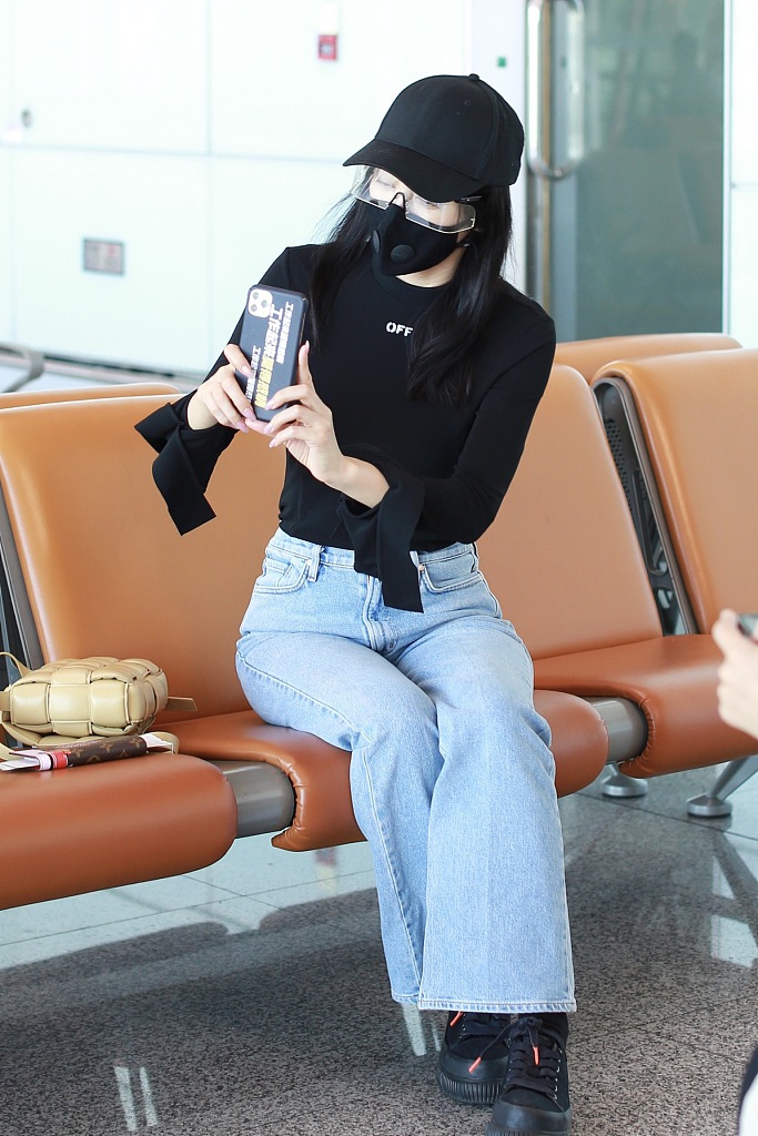 秦岚穿牛仔裤身材苗条 俏皮自拍手机壳成亮点