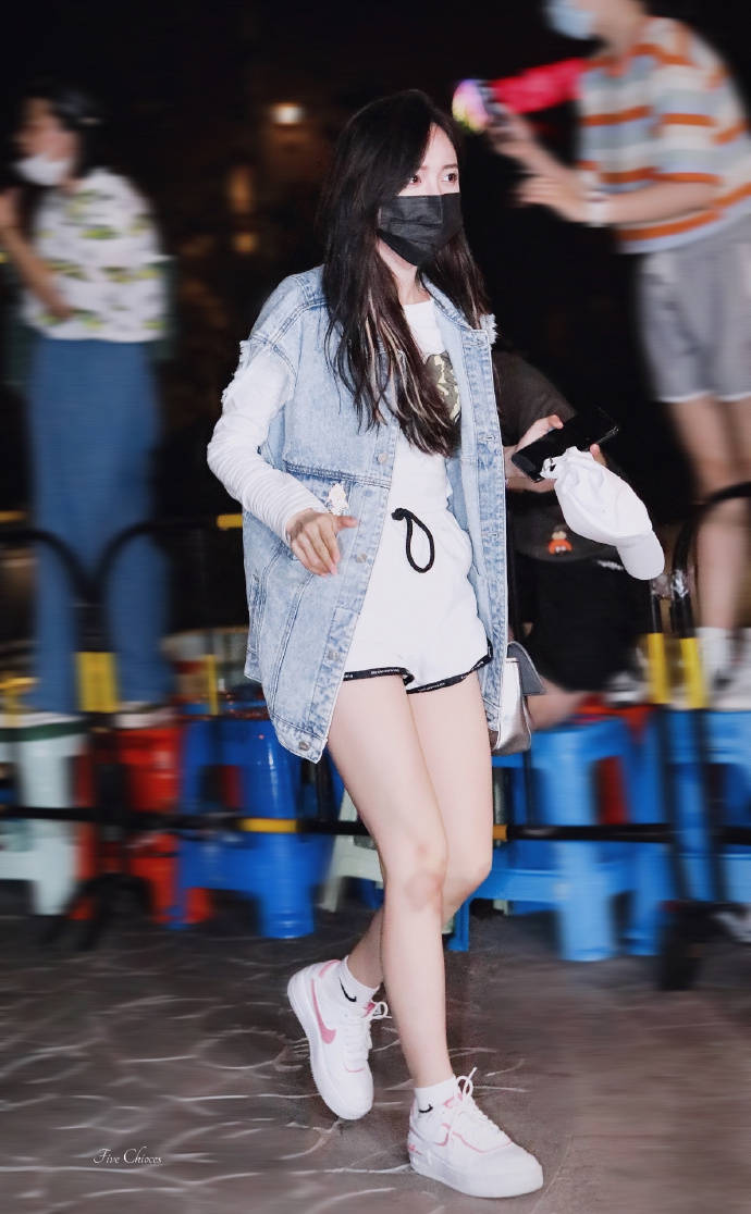 吴宣仪牛仔马甲搭短裤秀美腿 踩运动鞋步伐轻盈活力足