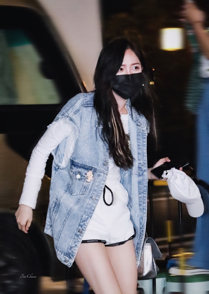 吴宣仪牛仔马甲搭短裤秀美腿 踩运动鞋步伐轻盈活力足