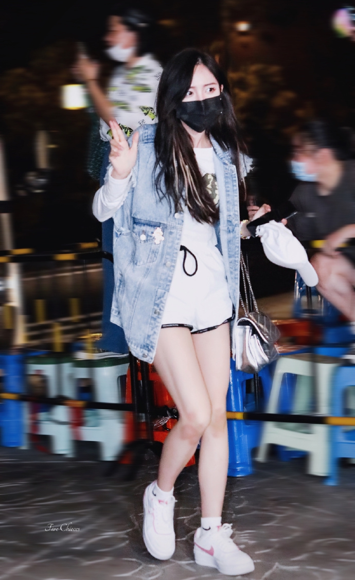 吴宣仪牛仔马甲搭短裤秀美腿 踩运动鞋步伐轻盈活力足