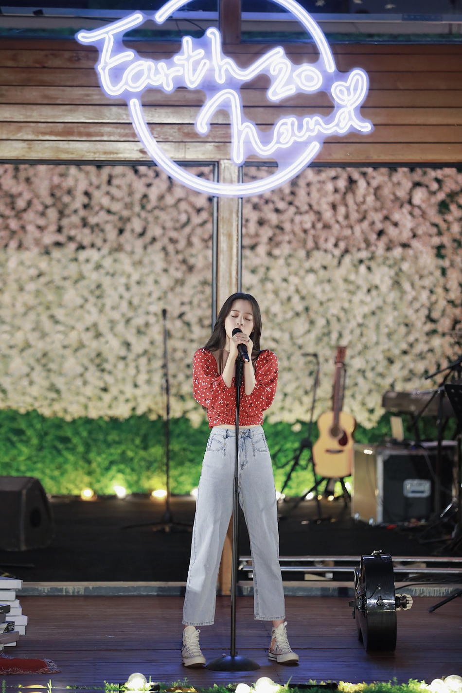 欧阳娜娜开音乐会迎20岁生日 抱吉他自弹自唱才气满满