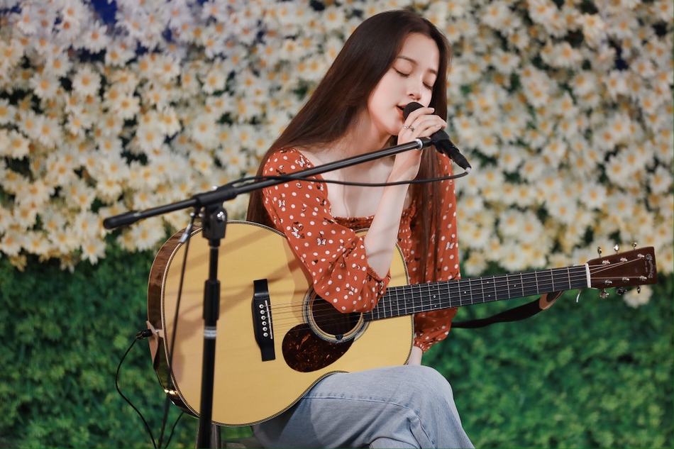 欧阳娜娜开音乐会迎20岁生日 抱吉他自弹自唱才气满满