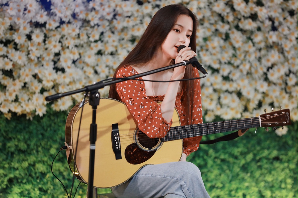 欧阳娜娜开音乐会迎20岁生日 抱吉他自弹自唱才气满满