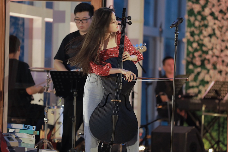 欧阳娜娜开音乐会迎20岁生日 抱吉他自弹自唱才气满满