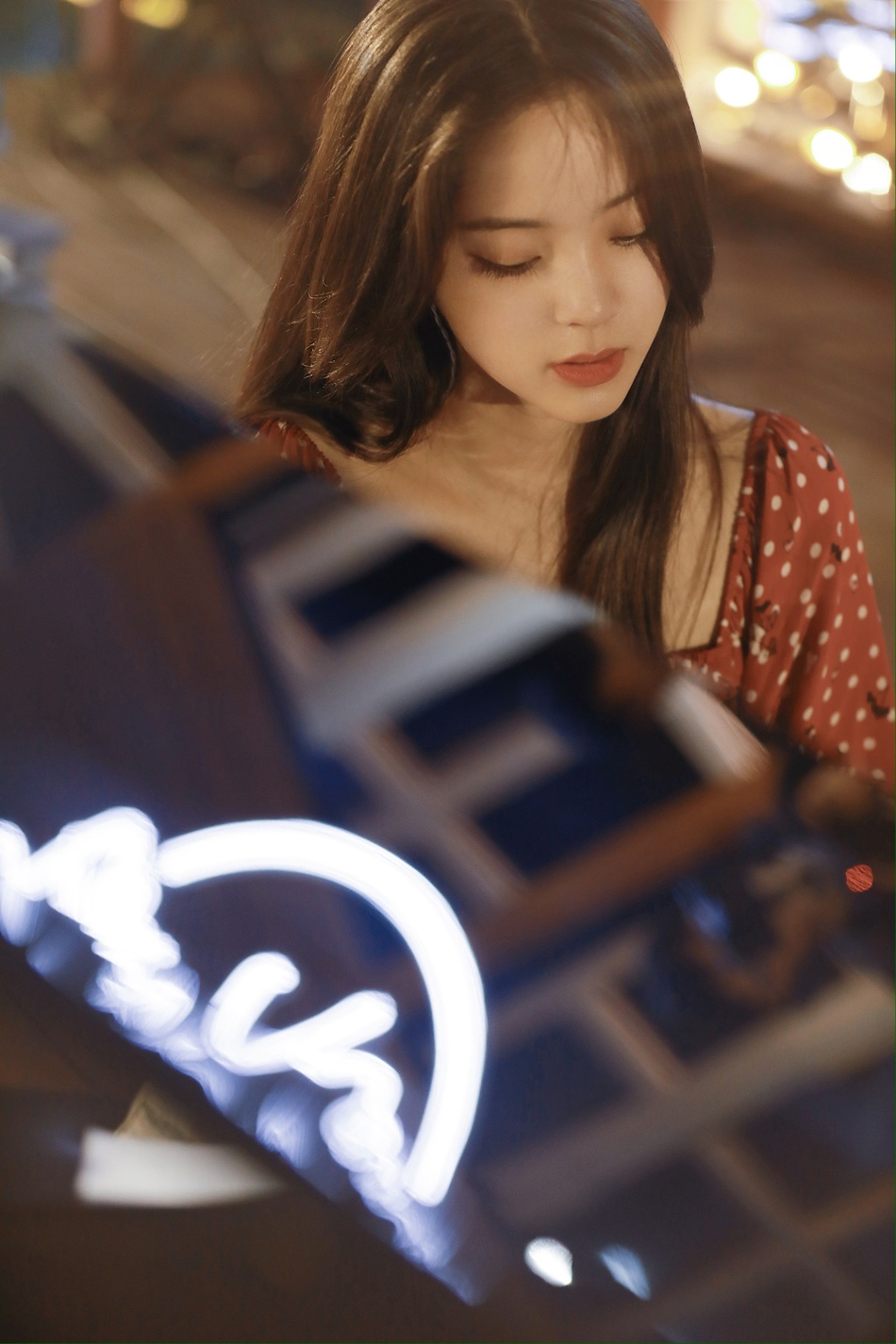 欧阳娜娜开音乐会迎20岁生日 抱吉他自弹自唱才气满满