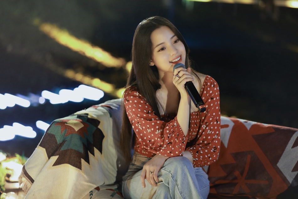 欧阳娜娜开音乐会迎20岁生日 抱吉他自弹自唱才气满满