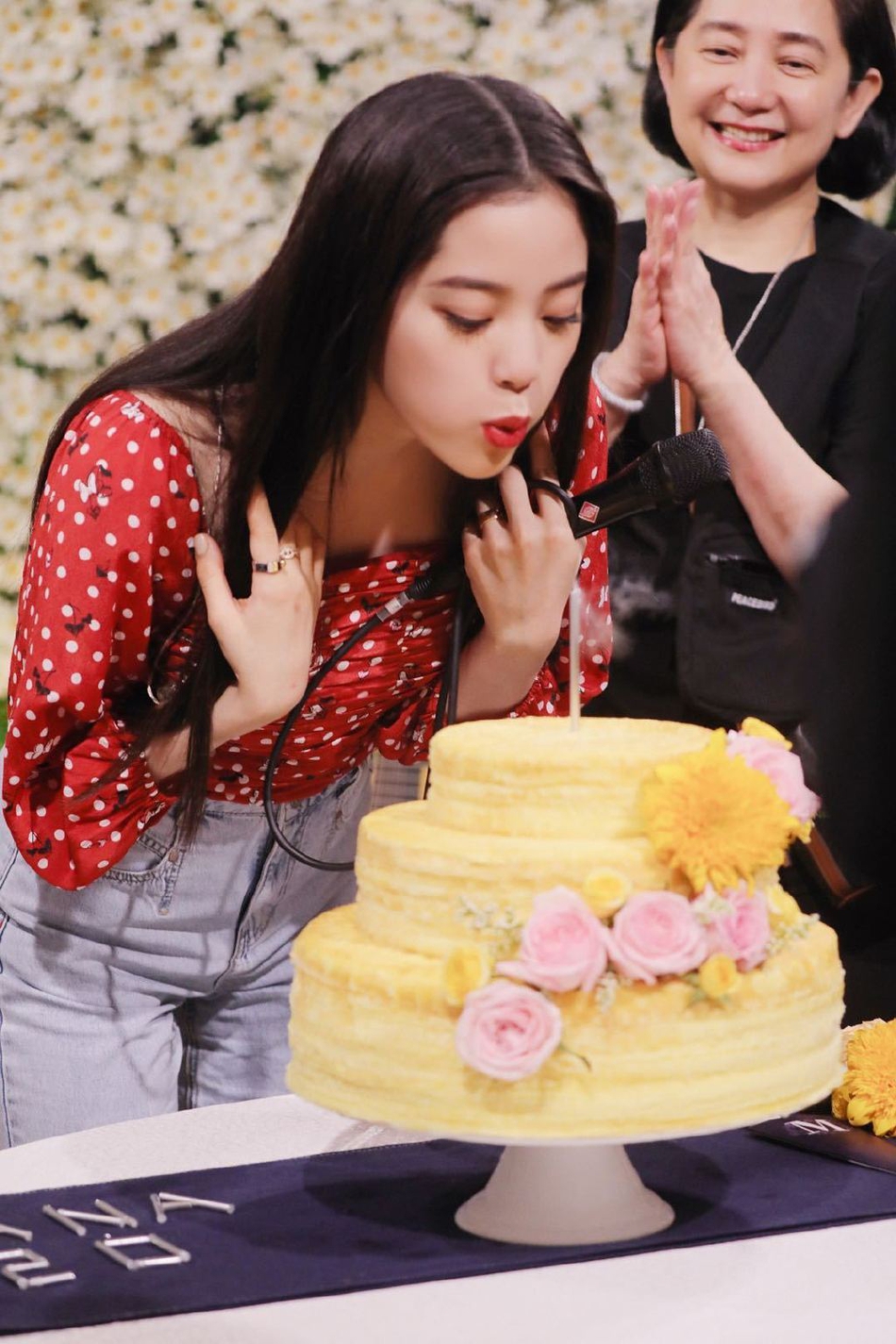 欧阳娜娜开音乐会迎20岁生日 抱吉他自弹自唱才气满满