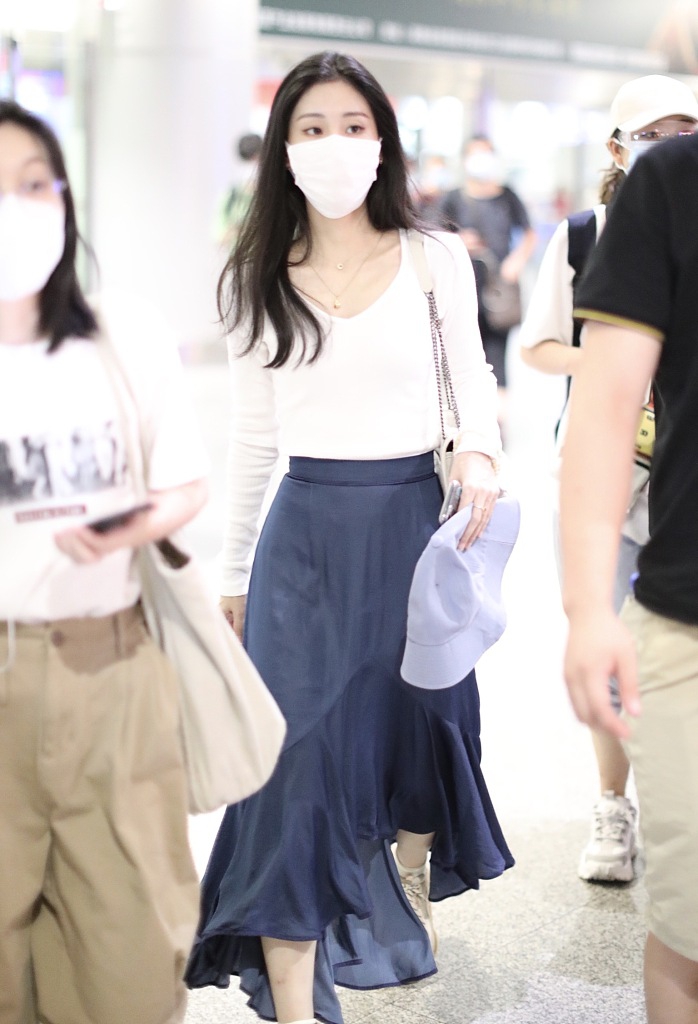 张碧晨穿白上衣配褶皱长裙秀好身材 长发飘飘温柔优雅